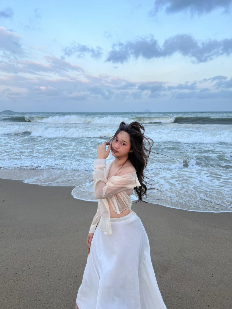 Trúc Anh thường xuyên đăng tải những hình ảnh xinh đẹp, gợi cảm lên trang mạng xã hội và nhận được nhiều lời khen ngợi từ người hâm mộ.