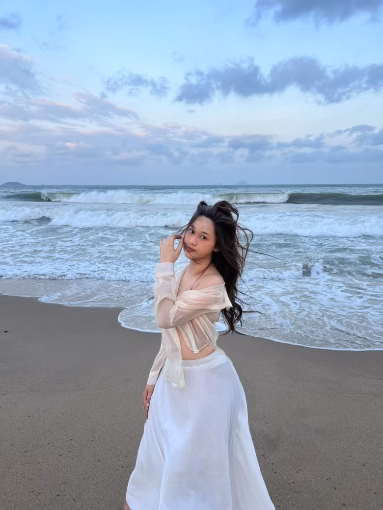 Trúc Anh thường xuyên đăng tải những hình ảnh xinh đẹp, gợi cảm lên trang mạng xã hội và nhận được nhiều lời khen ngợi từ người hâm mộ.