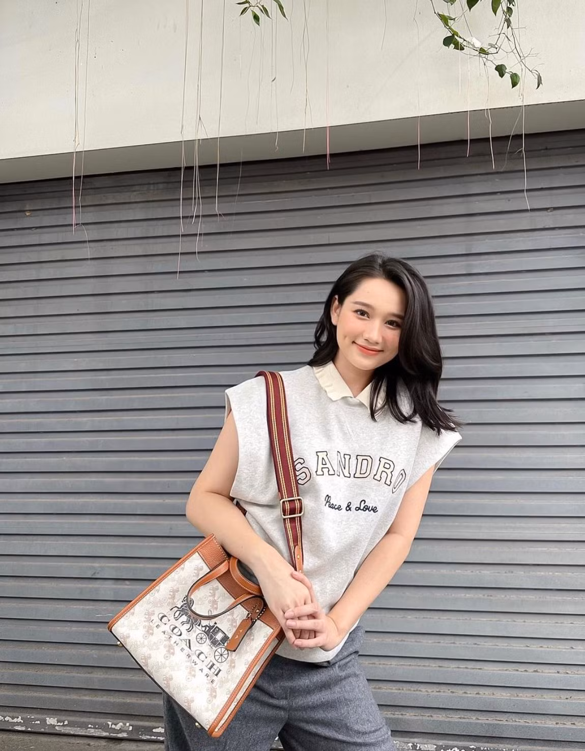 Cô nàng không còn giữ hình ảnh trong sáng, ngây thơ như trước mà trở nên cá tính và sắc sảo hơn.