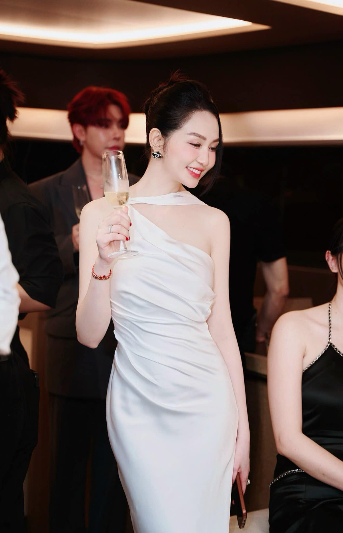 Người đẹp sinh năm 1991 không chỉ xinh đẹp mà còn rất giỏi kinh doanh. Cô đang là chủ của chuỗi cửa hàng làm đẹp mang thương hiệu riêng. Ảnh: FB Trần Thu Hương