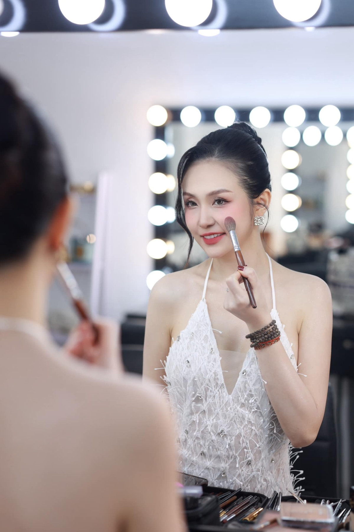 Từ những chiếc váy dạ hội lộng lẫy đến những bộ đồ bơi một mảnh, bà xã Tuấn Hưng đều diện rất đẹp và tự tin. Ảnh: FB Trần Thu Hương