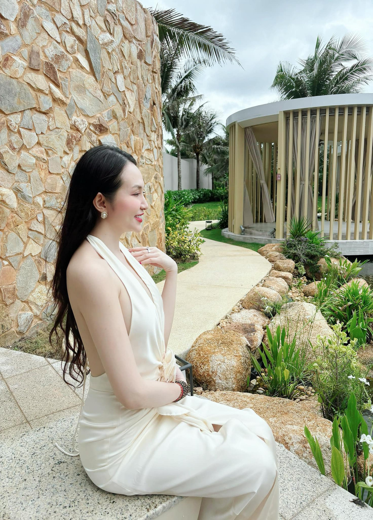 Cô có thể biến hóa linh hoạt từ phong cách thanh lịch, sang trọng đến trẻ trung, năng động. Ảnh: FB Trần Thu Hương