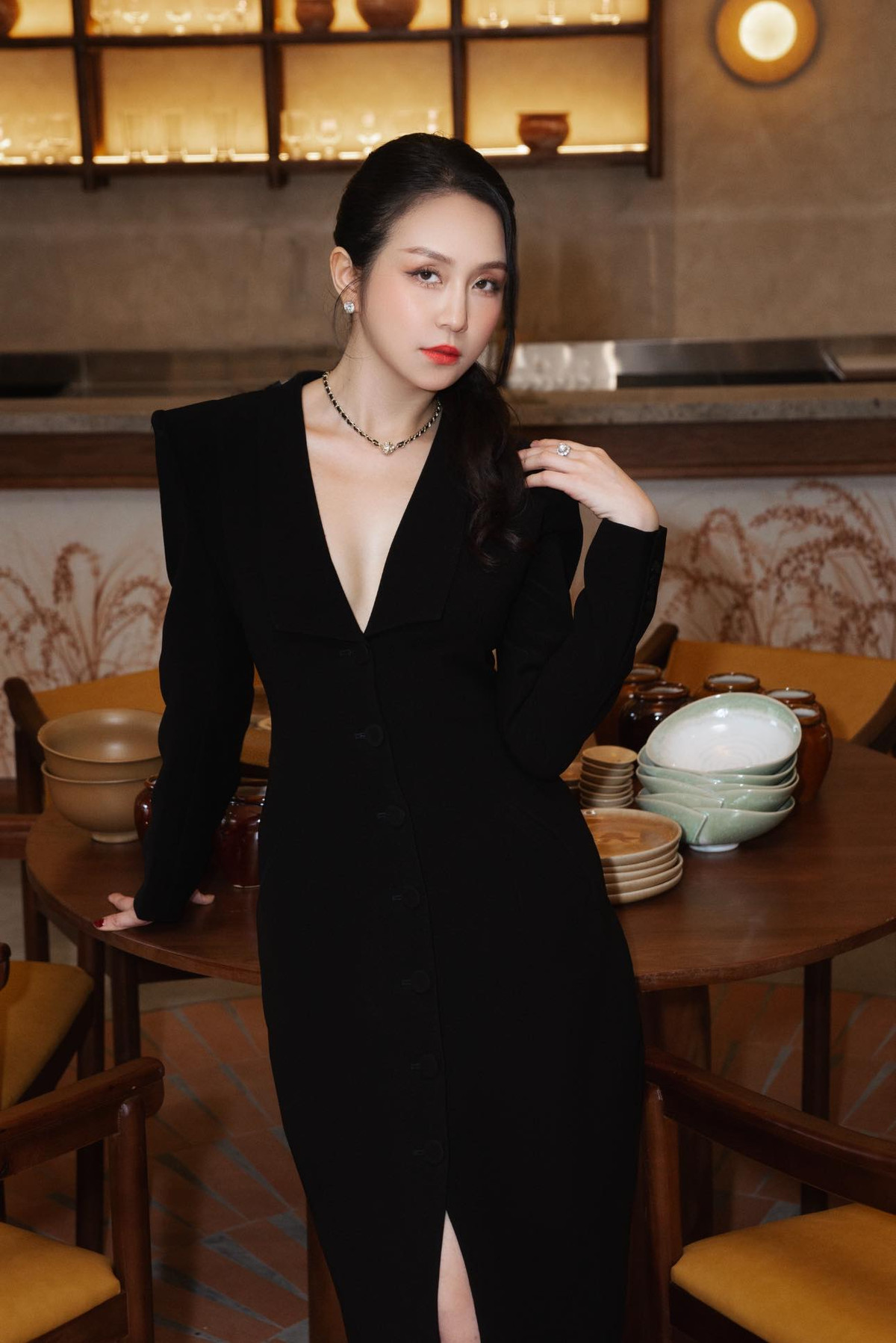 Một trong những điều khiến công chúng ngạc nhiên và thích thú chính là phong cách thời trang của Hương Baby. Ảnh: FB Trần Thu Hương