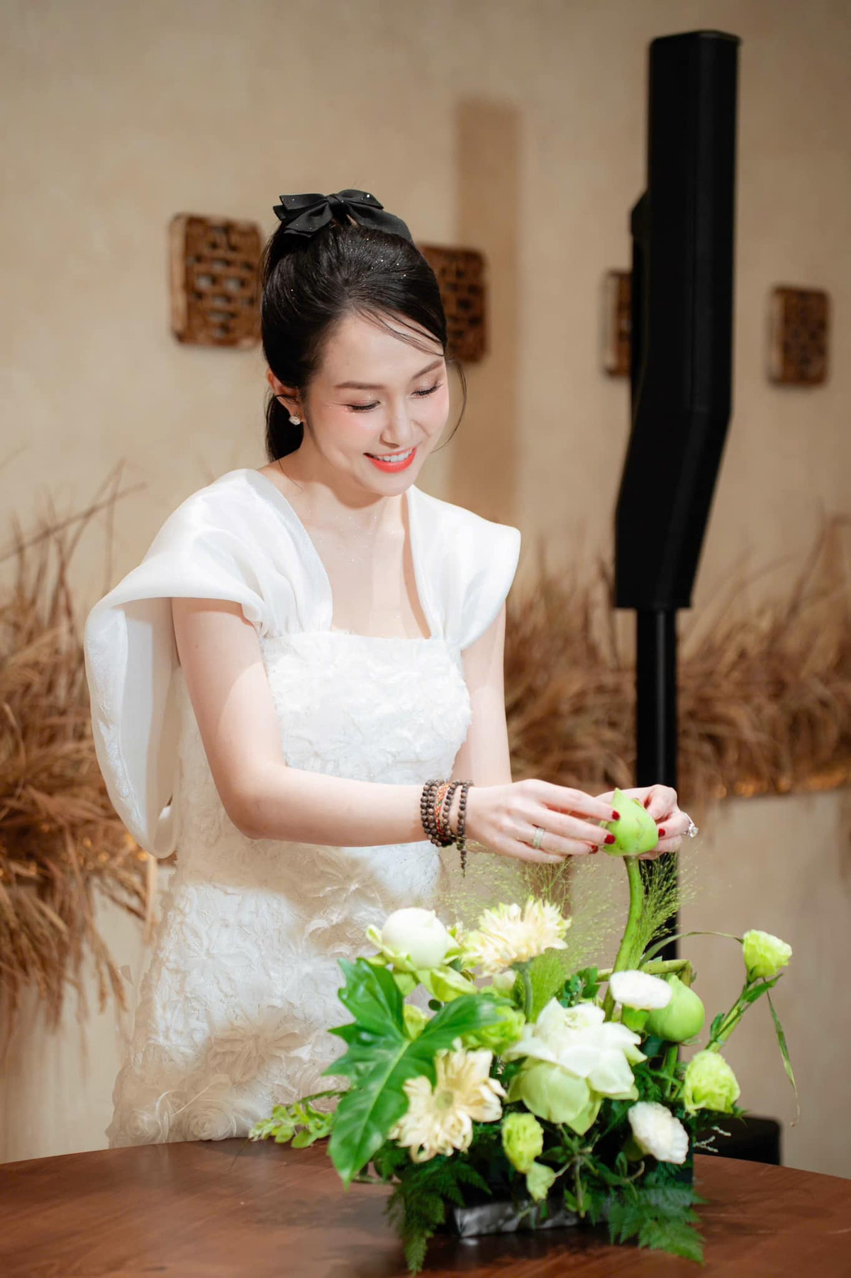 Dù đã trải qua ba lần sinh nở, cô vẫn sở hữu vóc dáng thon gọn, làn da mịn màng và gương mặt tươi trẻ. Ảnh: FB Trần Thu Hương