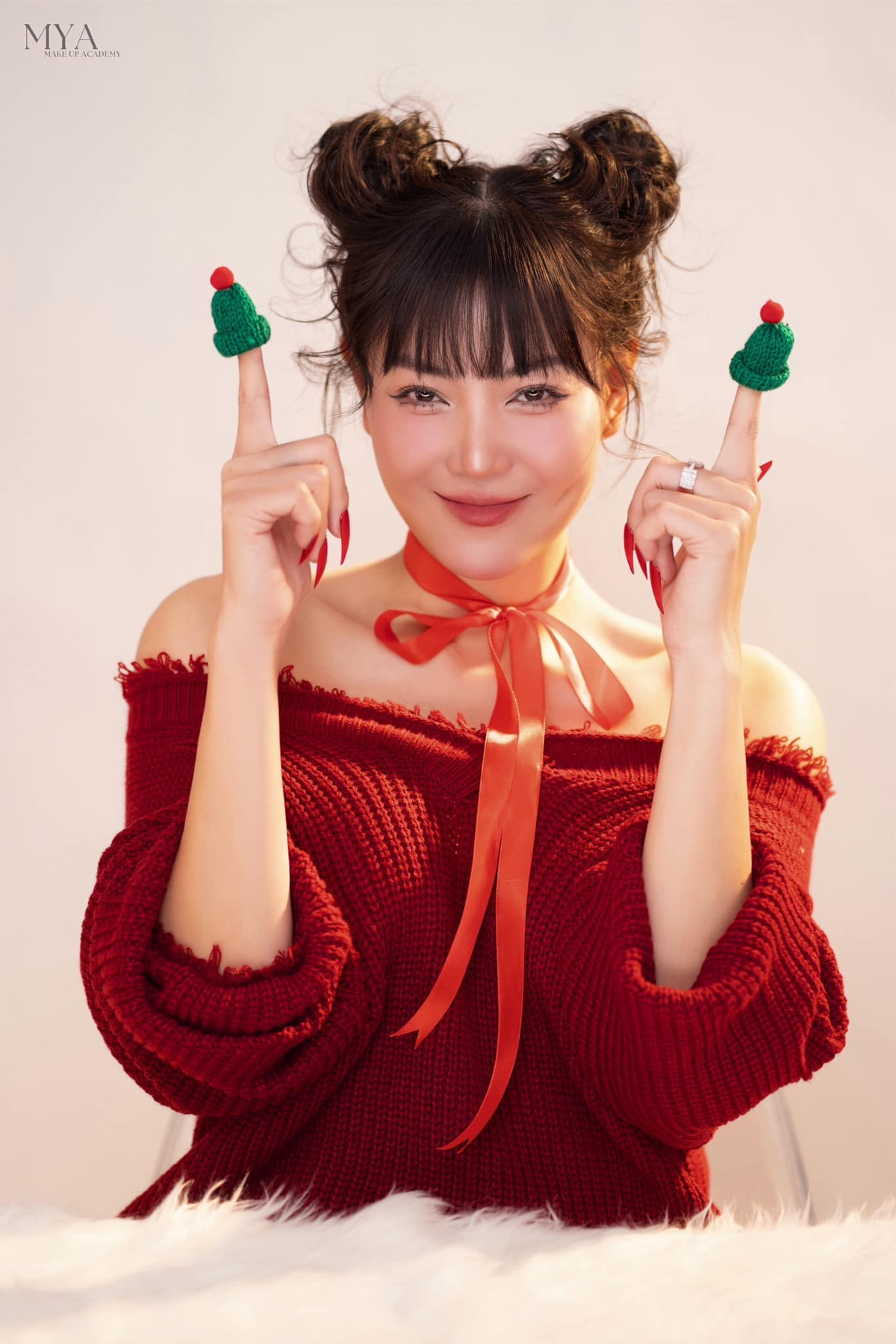 Diễn viên Thanh Hương tạo dáng đáng yêu chụp hình Noel. Ảnh: FB Nguyễn Thanh Hương