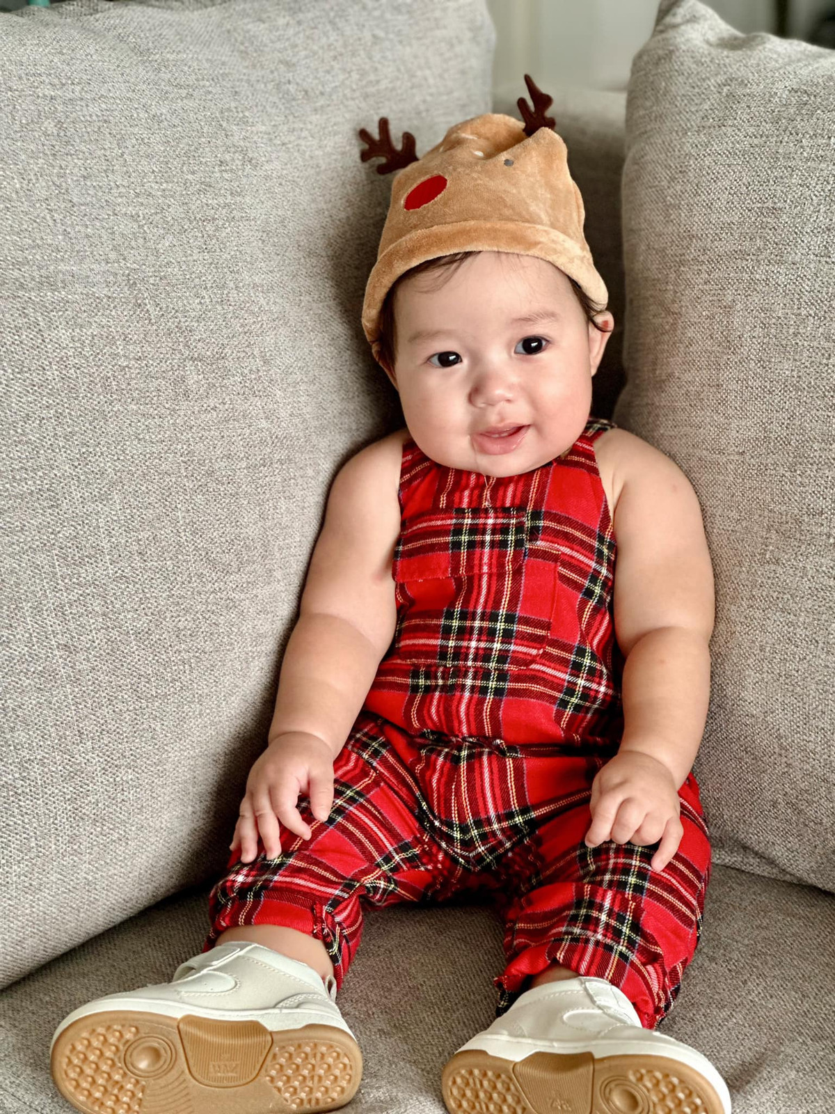 Con trai siêu mẫu Hà Anh chụp ảnh hưởng ứng không khí Giáng sinh cực đáng yêu. Ảnh: FB Ha Anh Vu