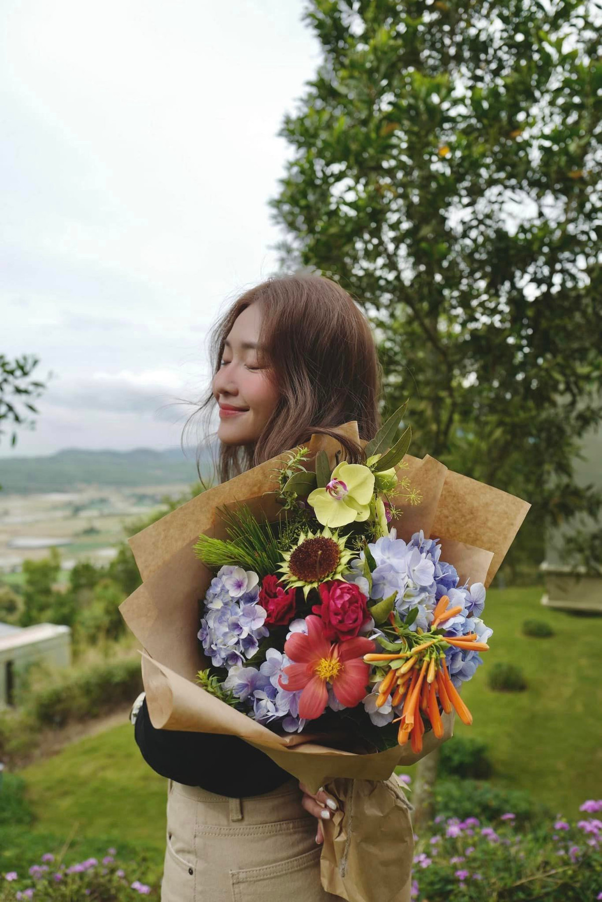 Diễn viên Khả Ngân khoe bó hoa được ai đó tặng. Ảnh: FB Khả Ngân