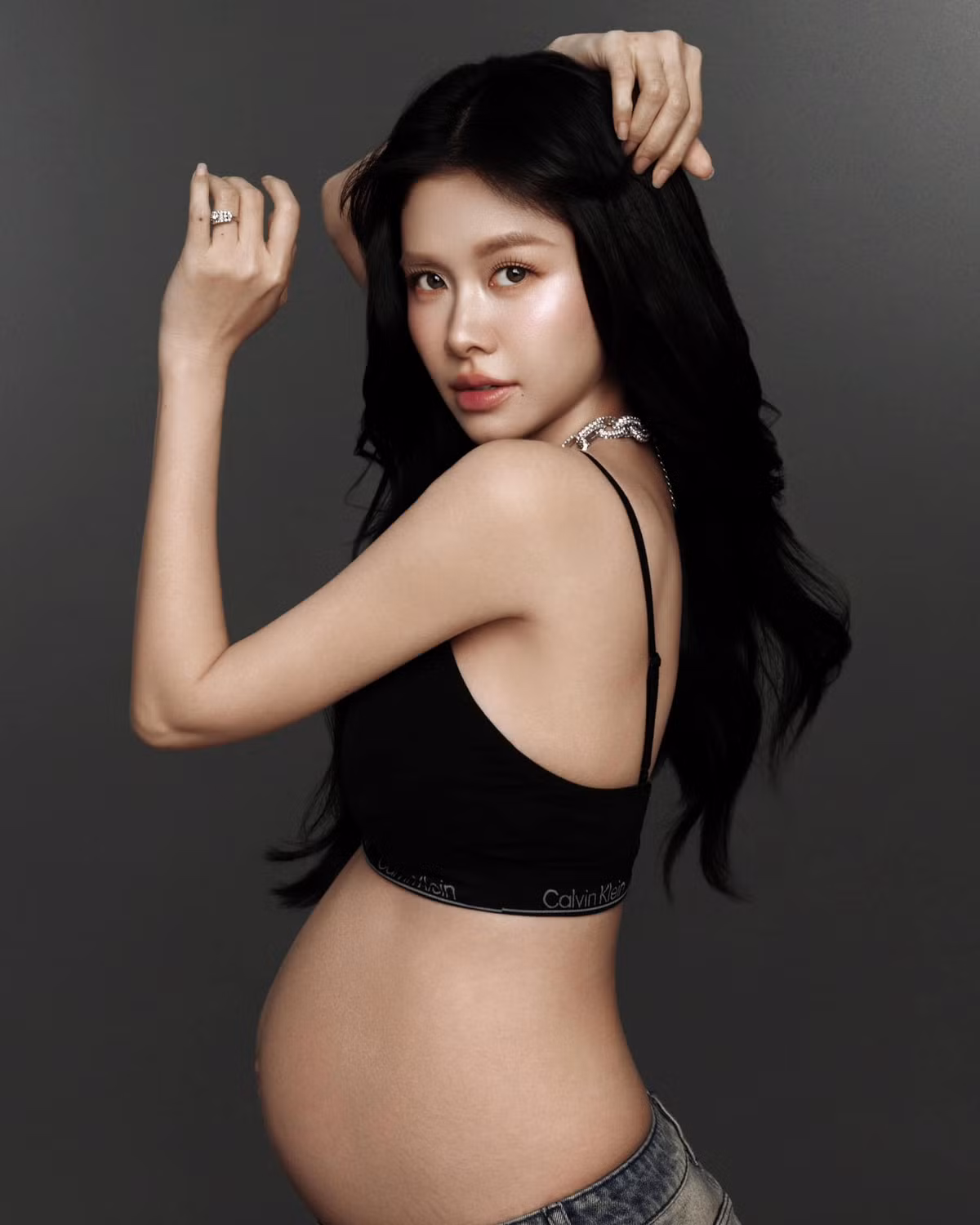 Vợ ca sĩ Đăng Khôi tung ảnh bầu. Thuỷ Anh lựa chọn thiết kế bra đen kết hợp quần jeans, cô mang đến hình ảnh bụi bặm, mạnh mẽ nhưng không kém phần quyến rũ. Ảnh: FB Dang Khoi Nguyen