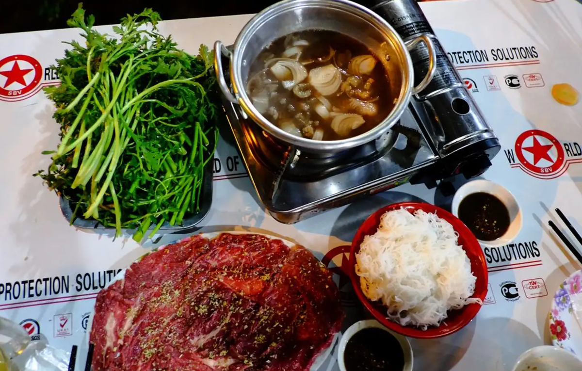 Các món bò nhúng thường quen thuộc nhất là bò nhúng lẩu, bò nhúng giấm,.. Ở Bình Dương còn có món bò nhúng mắm ruốc siêu lạ nhưng hương vị cực ngon, nổi tiếng khắp nơi.