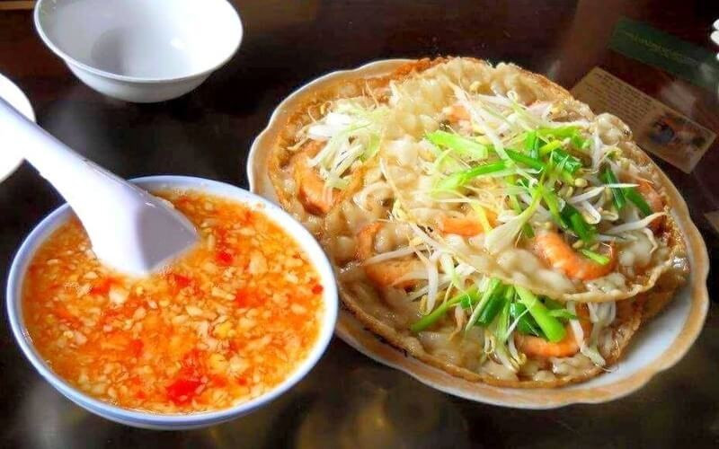 Bánh xèo tôm nhảy tại Bình Dương luôn thu hút các du khách.