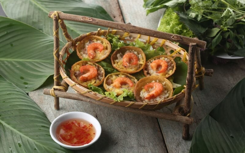 Bánh khọt là một trong những món ăn đặc sản của miền Tây Nam Bộ. Tại Bình Dương, chiếc bánh khọt cũng tương tự, điểm đặc sắc là ở phần nước chấm chua ngọt không đụng hàng.