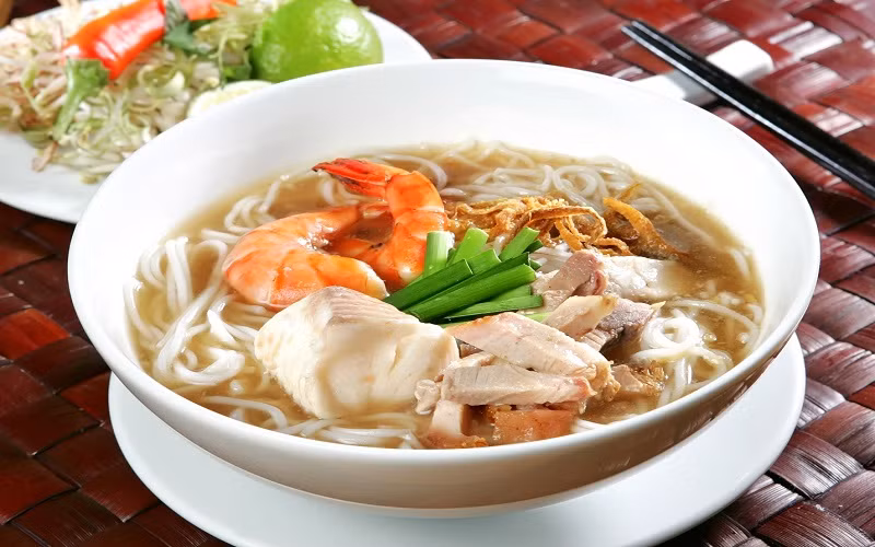 Món đặc sản Bình Dương không thể không kể đến bún tôm. Điểm đặc biệt nhất của món ăn này là bún bán tới đâu mới làm tới đó. Nước dùng đậm đà, thơm lừng; thịt tôm tươi chắc ngọt, ăn một bát no đến chiều.