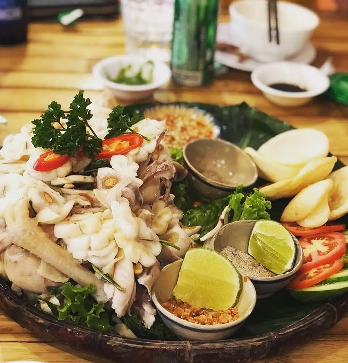 Gỏi gà măng cụt cũng là một đặc sản Bình Dương được nhiều du khách yêu thích. Thịt gà xé mỏng trộn cùng măng cụt chua thanh, giòn ngọt ngấm gia vị ăn hoài không chán.