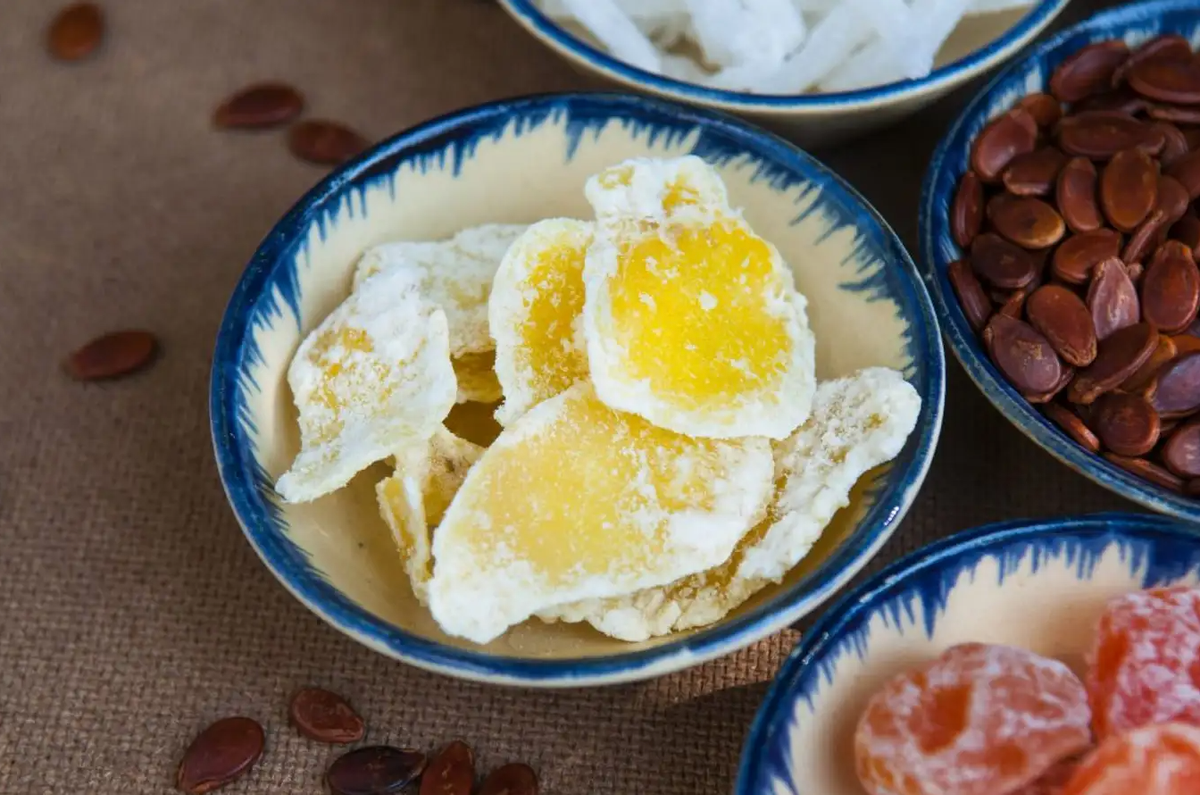 Mứt gừng Bình Nhâm được làm từ gừng “bánh tẻ” và đường. Miếng mứt gừng vàng tươi, cay nhẹ, ấm nồng và không quá ngọt trở thành món “ăn chơi” được nhiều người yêu thích. Ảnh: Sưu tầm
