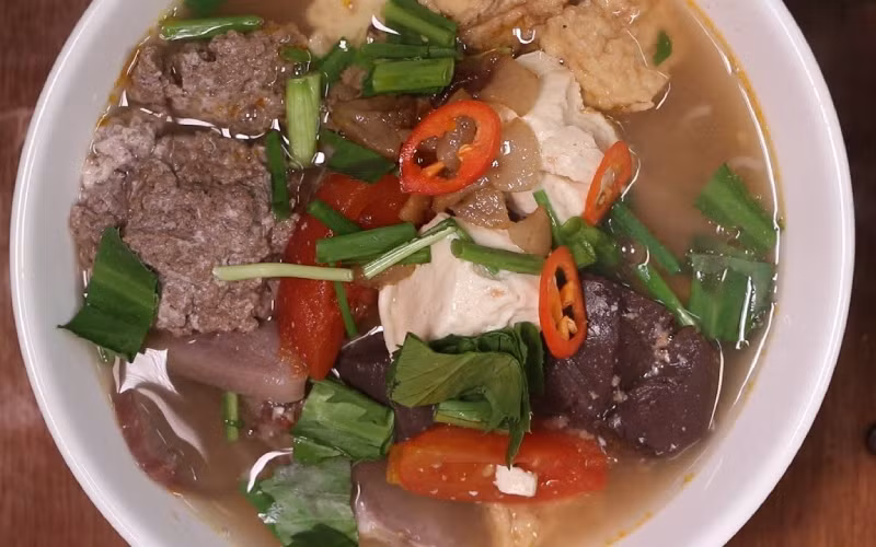 Một món đặc sản khá lạ cho những thực khách khi đến du lịch Bình Dương là bún riêu lưỡi. Đây là món khá lạ bởi nó không giống như món bùn riêu truyền thông, mà có thêm lưỡi heo, nấu như xá xíu, ăn vào hương vị rất đậm đà và bắt vị.