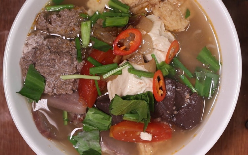 Một món đặc sản khá lạ cho những thực khách khi đến du lịch Bình Dương là bún riêu lưỡi. Đây là món khá lạ bởi nó không giống như món bùn riêu truyền thông, mà có thêm lưỡi heo, nấu như xá xíu, ăn vào hương vị rất đậm đà và bắt vị.