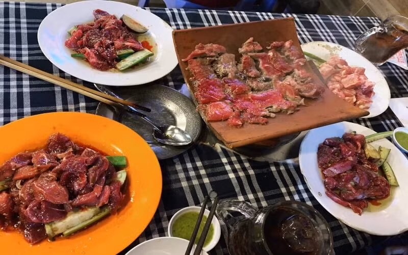 Món ngon Bình Dương còn có món bò nướng ngói. Thịt bò được nướng trên ngói nên chín đều, không bị cháy khét, khi chín giữ nguyên độ mềm ngọt tự nhiên.