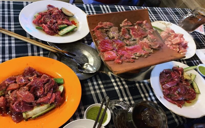 Món ngon Bình Dương còn có món bò nướng ngói. Thịt bò được nướng trên ngói nên chín đều, không bị cháy khét, khi chín giữ nguyên độ mềm ngọt tự nhiên.