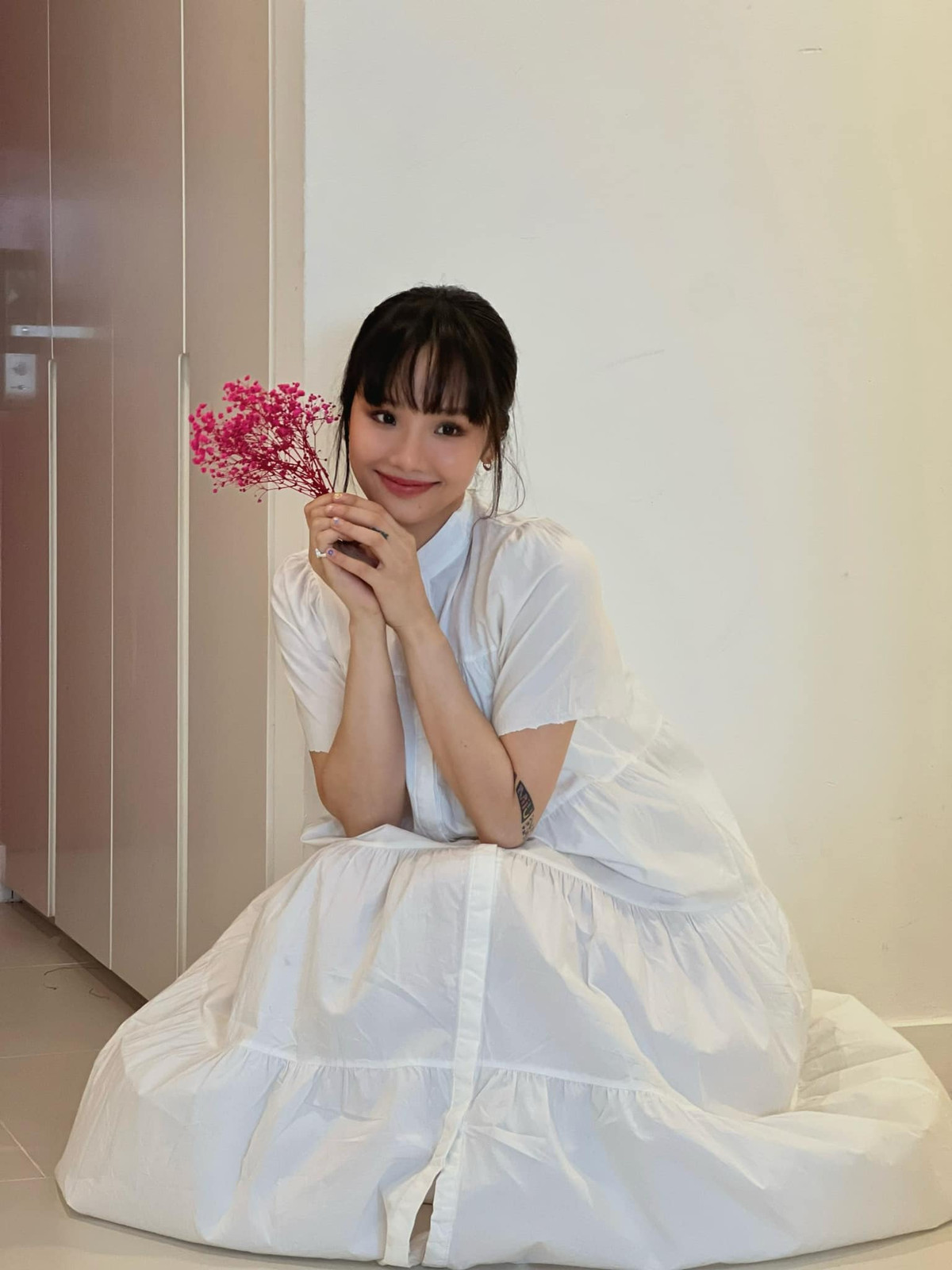Sau thành công của "Em chưa 18" và nhiều ca khúc khác, ca sĩ Miu Lê còn lấn sân đóng phim. Khả năng diễn xuất đa dạng cùng nhan sắc xinh đẹp giúp Miu Lê chinh phục khán giả, nhận được nhiều giải thưởng.