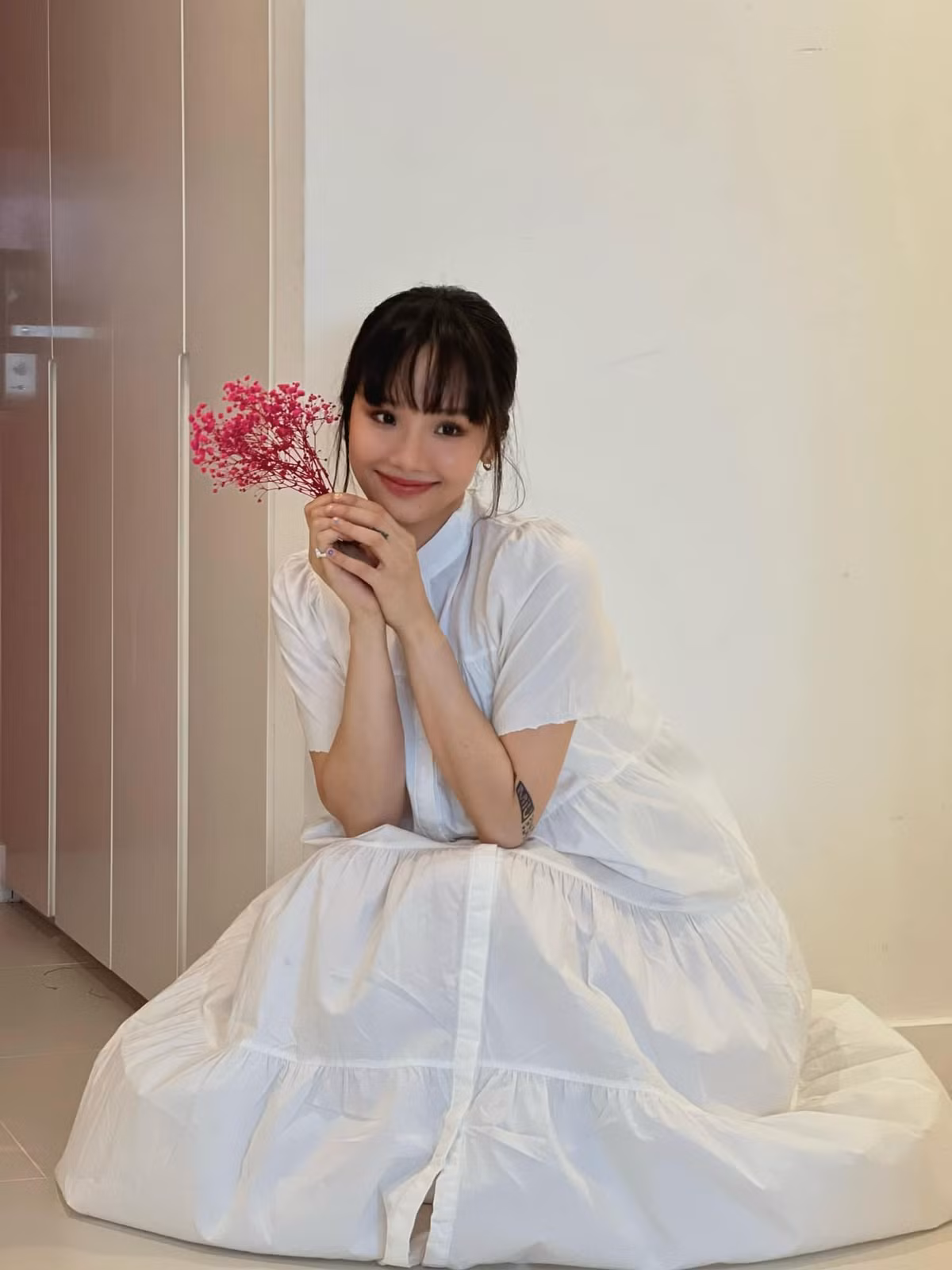 Sau thành công của "Em chưa 18" và nhiều ca khúc khác, ca sĩ Miu Lê còn lấn sân đóng phim. Khả năng diễn xuất đa dạng cùng nhan sắc xinh đẹp giúp Miu Lê chinh phục khán giả, nhận được nhiều giải thưởng.