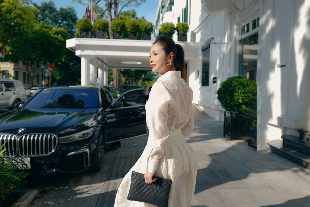 Bà mẹ 3 con Jennifer Phạm đầy thần thái trong trang phục kín đáo. Ảnh: FB Jennifer Pham