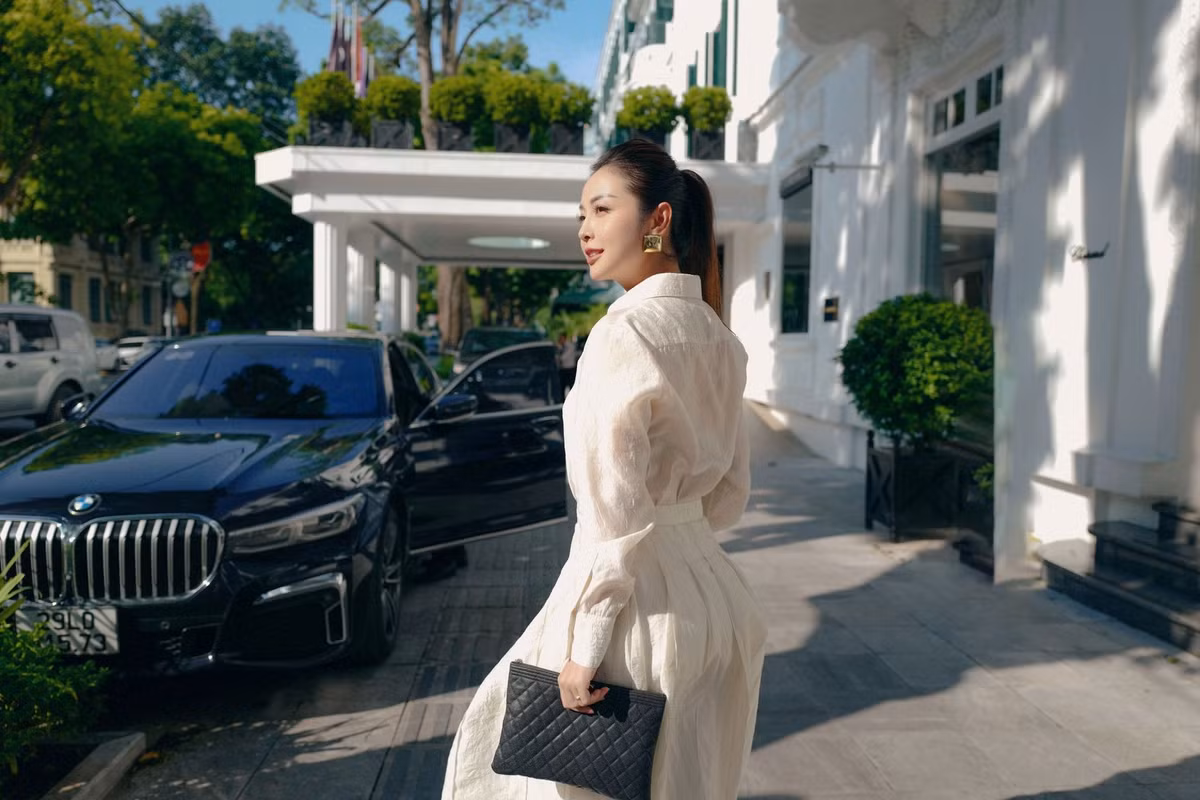 Bà mẹ 3 con Jennifer Phạm đầy thần thái trong trang phục kín đáo. Ảnh: FB Jennifer Pham