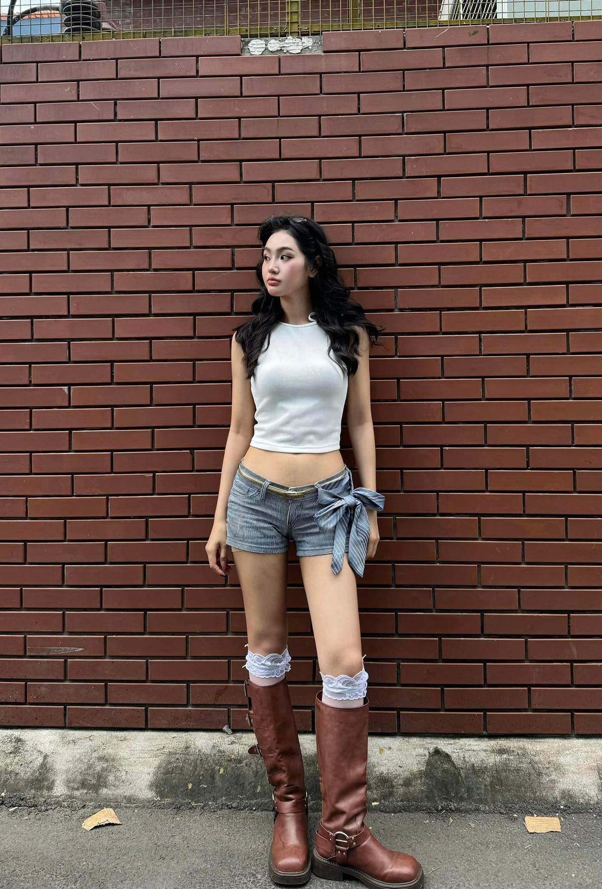 Diễn viên Cù Thị Trà khoe đôi chân dài, vòng eo con kiến. Ảnh: FB Cù Thị Trà