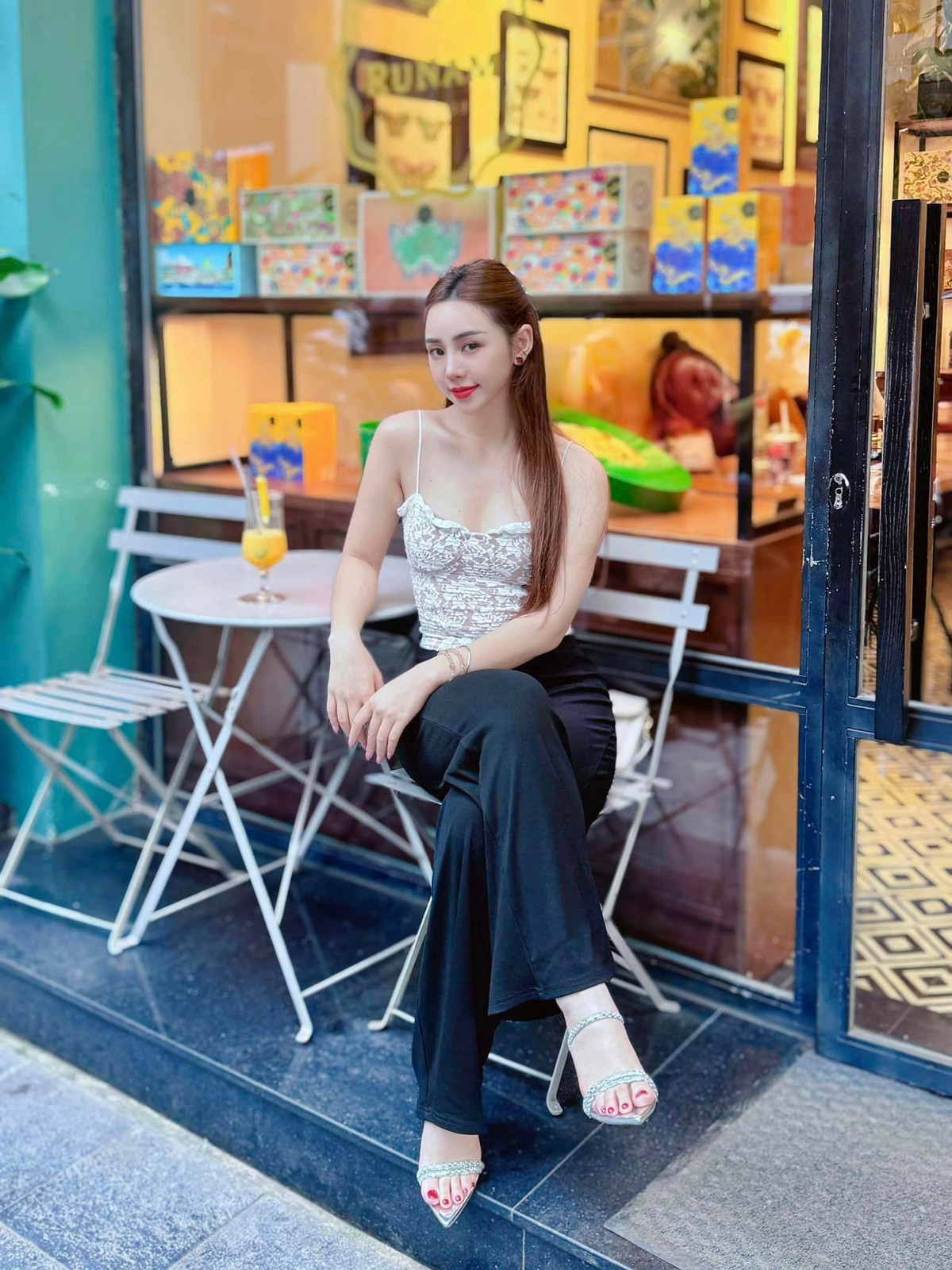 Diễn viên Quỳnh Kool xinh đẹp, quyến rũ ngồi quán cafe. Ảnh: FB Quỳnh Nguyễn