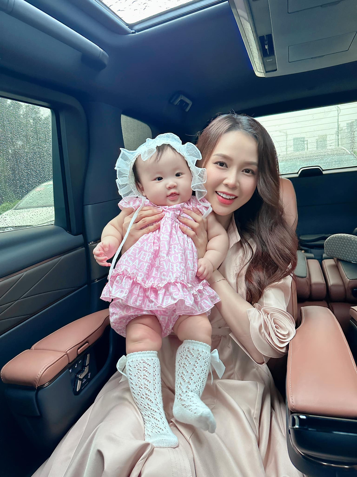 Sam cười tươi hạnh phúc bên cạnh con. Ảnh: FB Sam