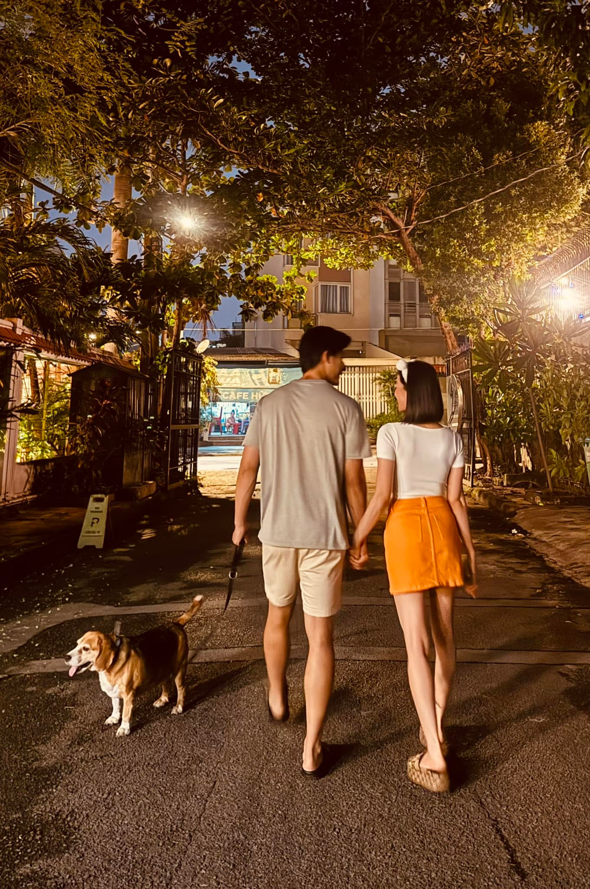 Lệ Quyên đăng tải hình ảnh nắm tay bạn trai kém 12 tuổi đi dạo trên phố khiến nhiều người ngưỡng mộ tình cảm của cả hai. Ảnh: FB Lệ Quyên