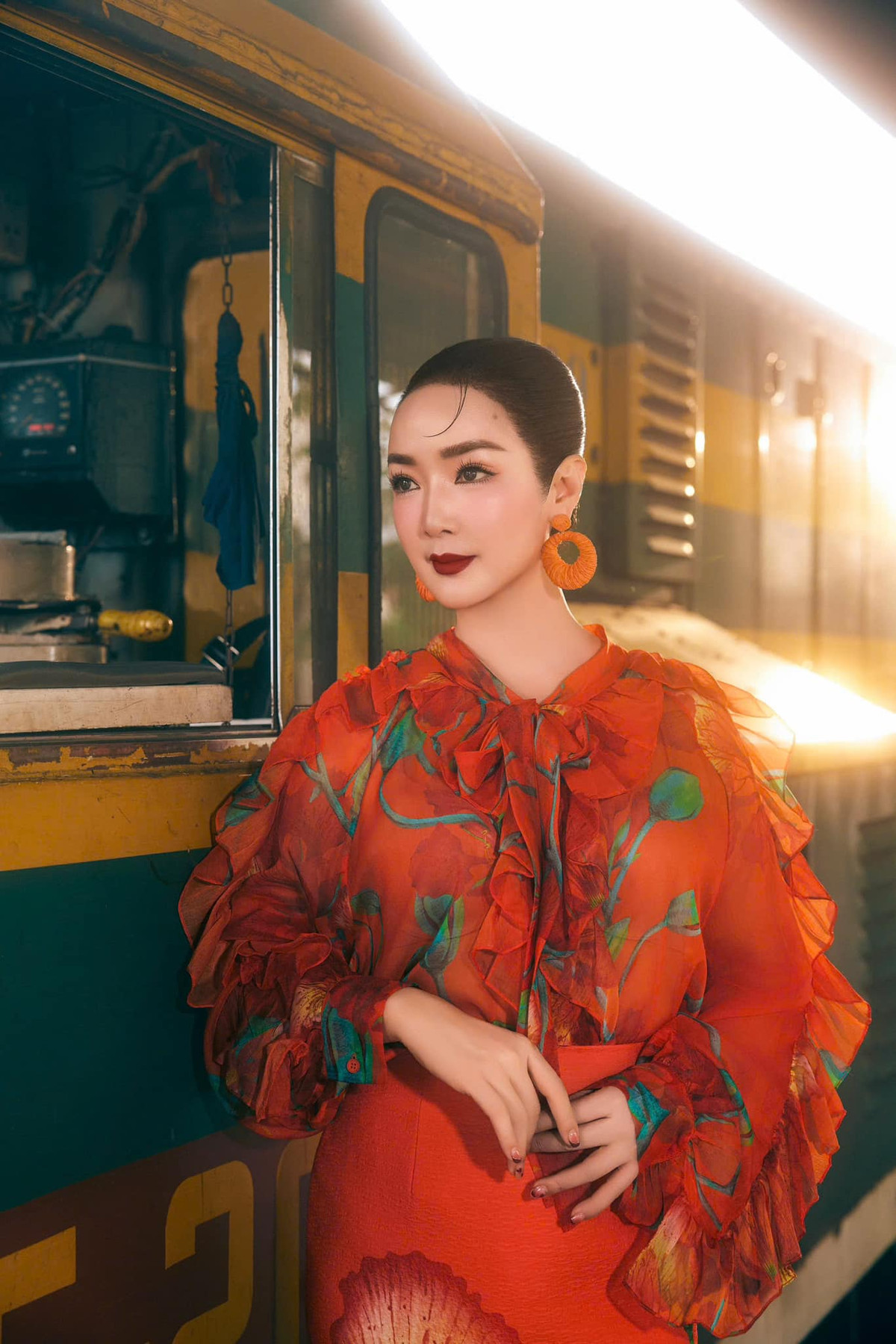 Hoa hậu Đền Hùng Giáng My khoe làn da trắng, nhan sắc không tuổi trong các thiết kế mang hơi hướng cổ điển. Ảnh: FB Giang My Nguyen