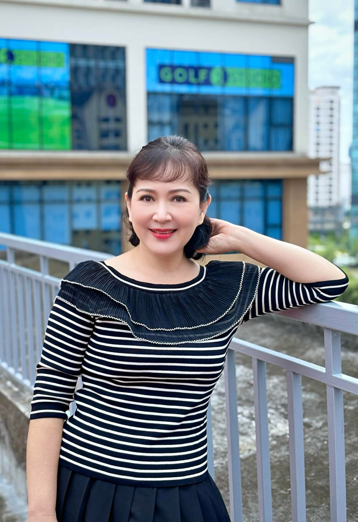 NSND Minh Hòa viết: "Dưới cái nắng hanh hao của những ngày cuối thu đầu đông, chỉ cần một góc nhỏ trên sân thượng cũng được một kiểu ảnh là có thật". Ảnh: FB Minh Hoà Trần