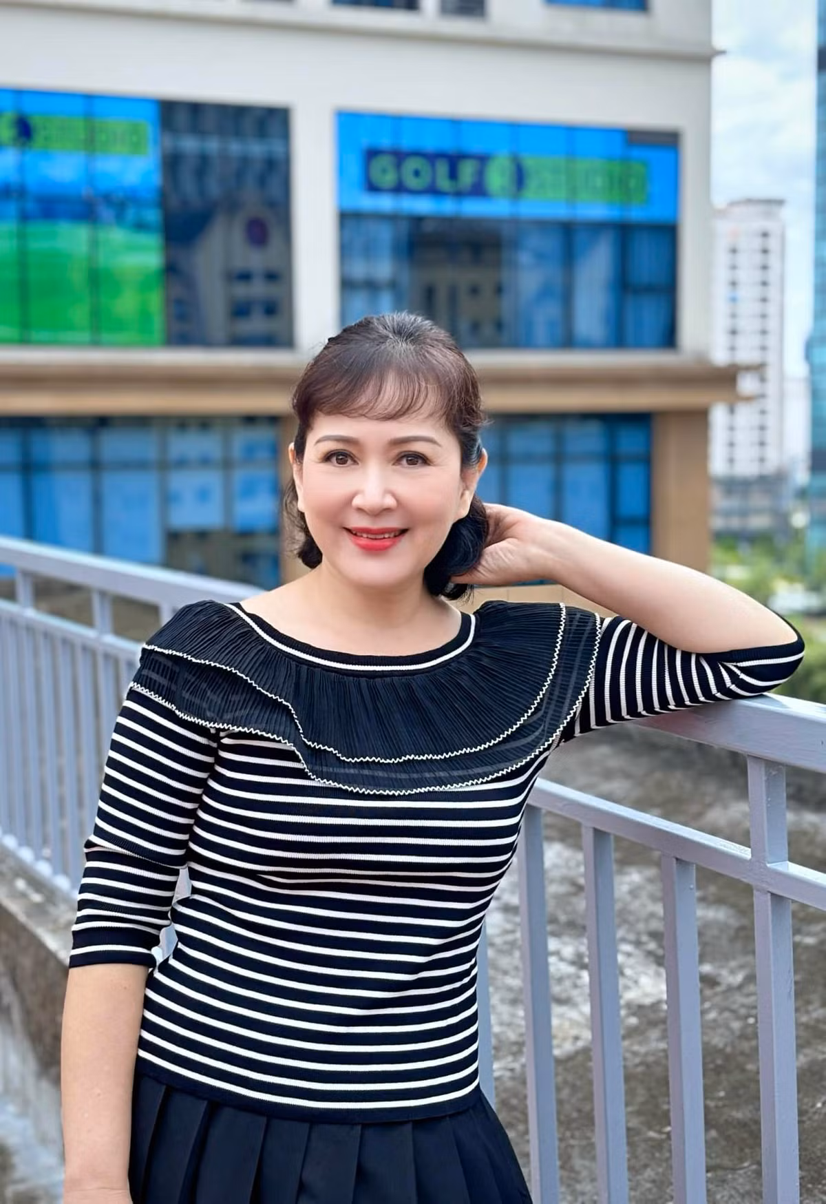 NSND Minh Hòa viết: "Dưới cái nắng hanh hao của những ngày cuối thu đầu đông, chỉ cần một góc nhỏ trên sân thượng cũng được một kiểu ảnh là có thật". Ảnh: FB Minh Hoà Trần