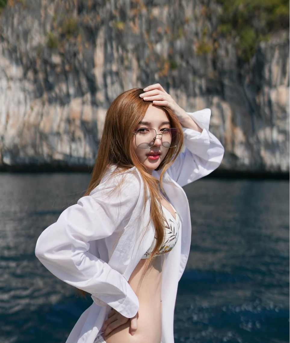 Sở hữu gương mặt xinh đẹp, vóc dáng chuẩn mẫu, Farm Supharang nhanh chóng trở thành một trong những hot girl được săn đón nhất Thái Lan.