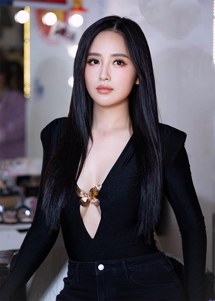 Hoa hậu Việt Nam 2006 gợi cảm trong bộ váy đen xẻ sâu ngực, không nội y. (Ảnh: FBNV)