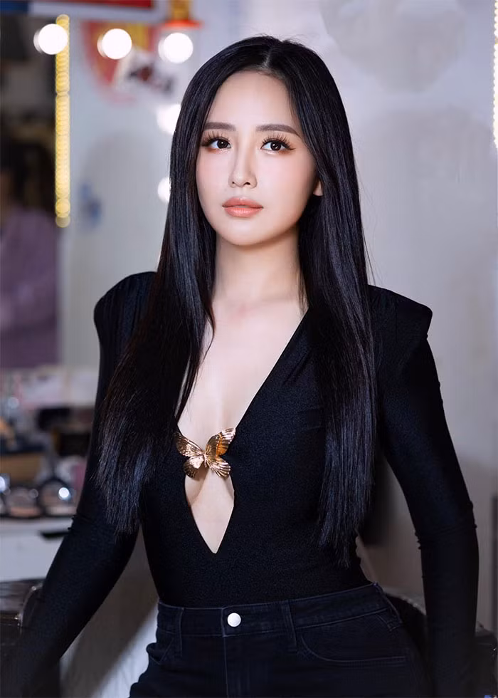 Hoa hậu Việt Nam 2006 gợi cảm trong bộ váy đen xẻ sâu ngực, không nội y. (Ảnh: FBNV)