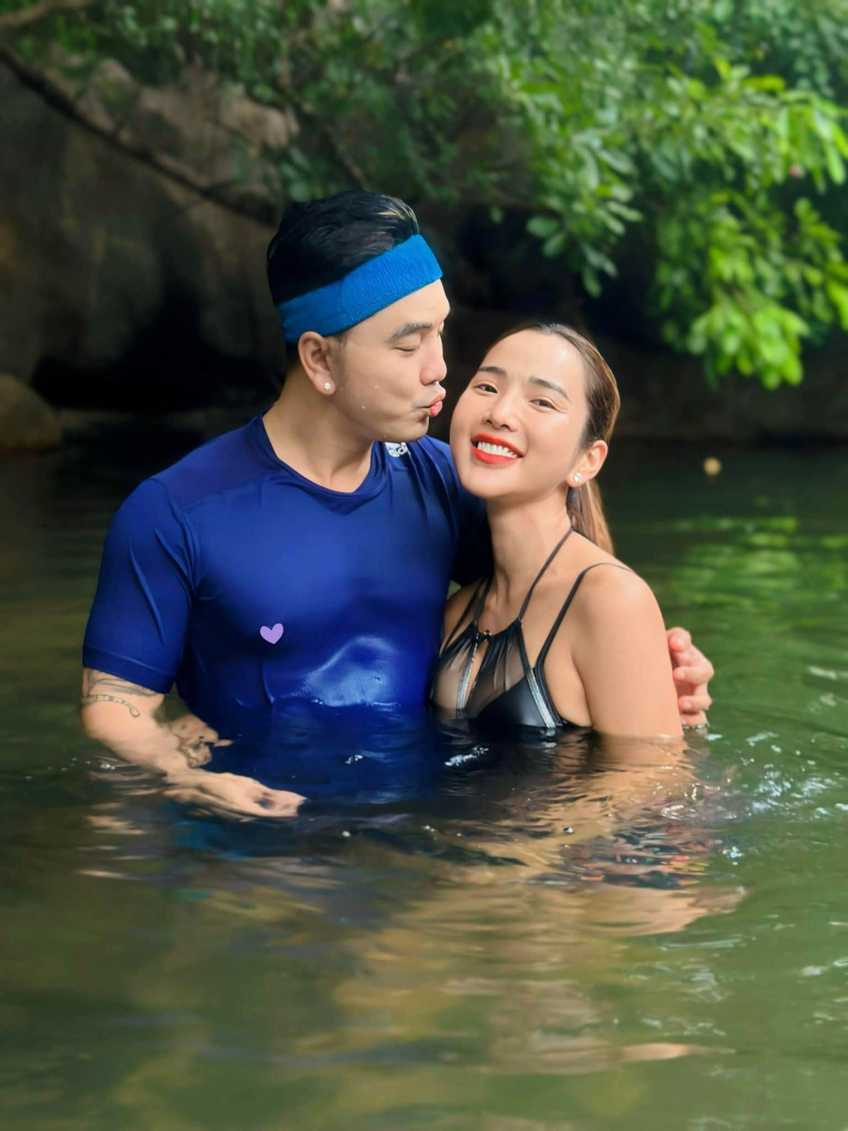 Sau khi kết hôn Kim Cương đã tạm gác sự nghiệp người mẫu để toàn tâm toàn ý chăm sóc gia đình. Cô là hậu phương vững chắc, giúp Ưng Hoàng Phúc yên tâm theo đuổi đam mê ca hát. Ảnh: FB Ưng Hoàng Phúc