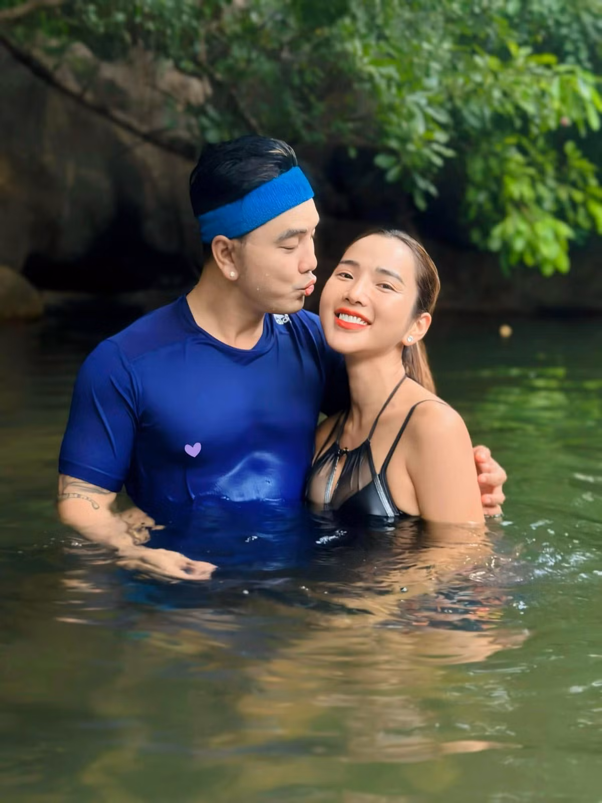 Sau khi kết hôn Kim Cương đã tạm gác sự nghiệp người mẫu để toàn tâm toàn ý chăm sóc gia đình. Cô là hậu phương vững chắc, giúp Ưng Hoàng Phúc yên tâm theo đuổi đam mê ca hát. Ảnh: FB Ưng Hoàng Phúc