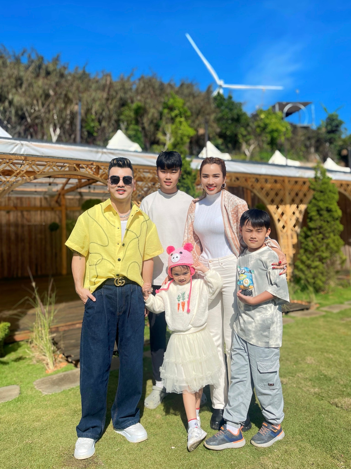 Sau nhiều lần làm việc chung, tìm hiểu nhau, Ưng Hoàng Phúc - Kim Cương mới chính thức tiến đến mối quan hệ tình cảm rõ ràng. Hiện tại cặp đôi đang sống hạnh phúc với 3 con, đủ nếp đủ tẻ. Ảnh: FB Ưng Hoàng Phúc