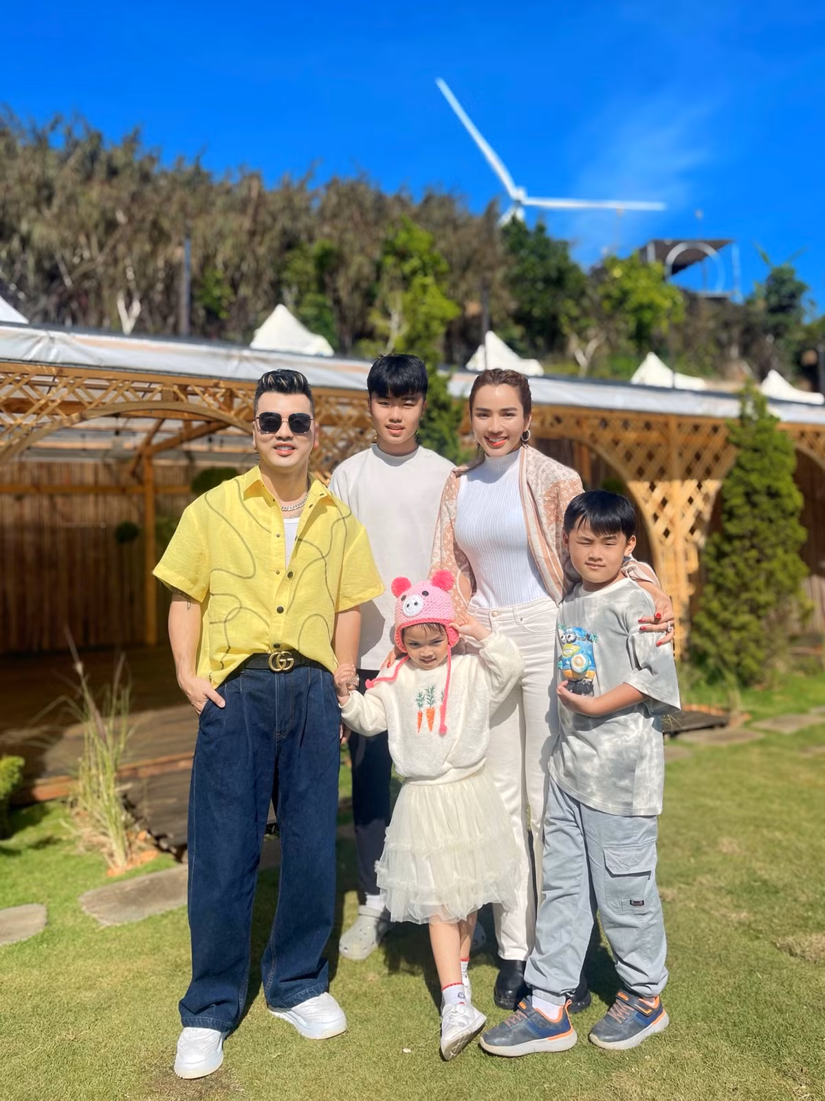 Sau nhiều lần làm việc chung, tìm hiểu nhau, Ưng Hoàng Phúc - Kim Cương mới chính thức tiến đến mối quan hệ tình cảm rõ ràng. Hiện tại cặp đôi đang sống hạnh phúc với 3 con, đủ nếp đủ tẻ. Ảnh: FB Ưng Hoàng Phúc