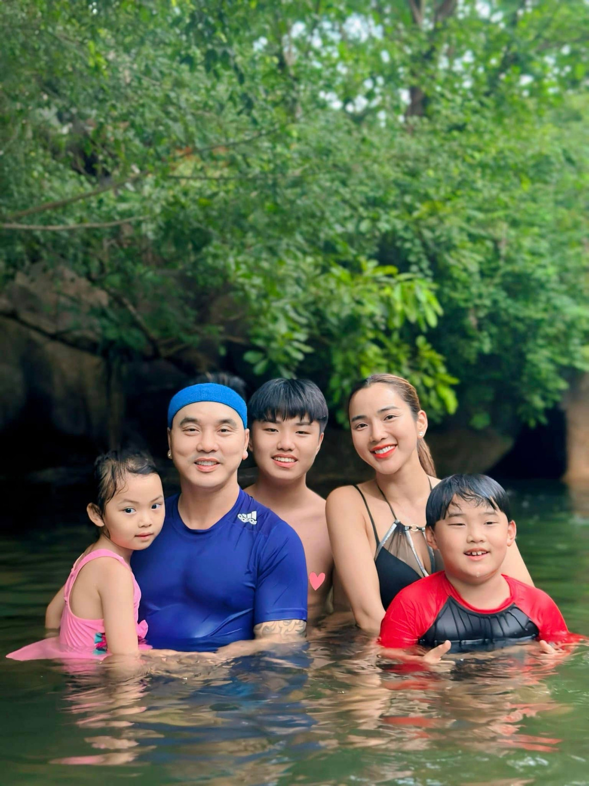 Điều đáng ngưỡng mộ ở cặp đôi này chính là tình yêu thương mà họ dành cho các con. Ảnh: FB Ưng Hoàng Phúc