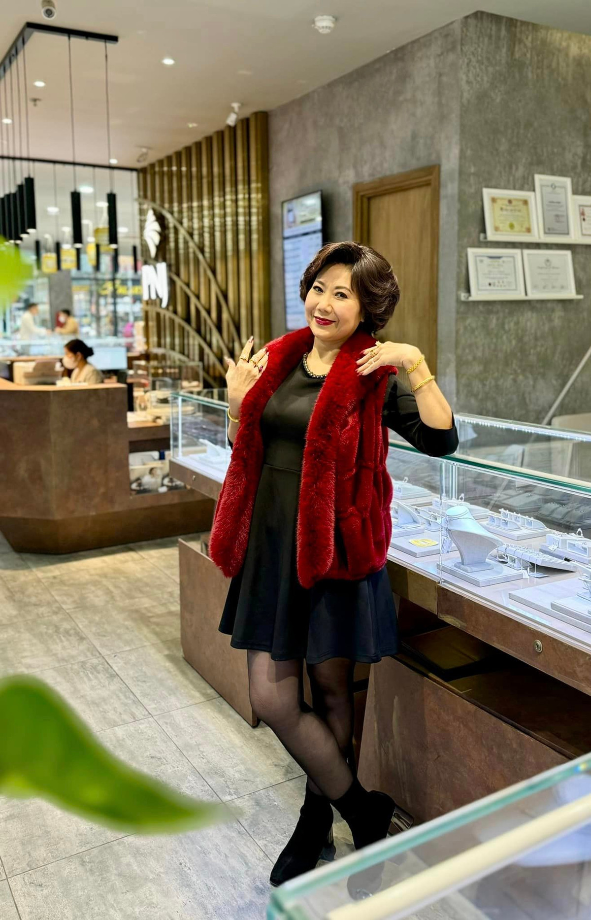 Được bạn bè trên mạng xã hội khen "trông chỉ như mới 20 tuổi", Hương Tươi "Trạm cứu hộ trái tim" thốt lên: "Đã phải đội tóc giả cho đúng gần 60 tuổi thế mà em mình nhìn ra thành 20. Lâu lắm mới nhận phim VFC, thế này thì toi. Hỏng hình tượng rồi…!".