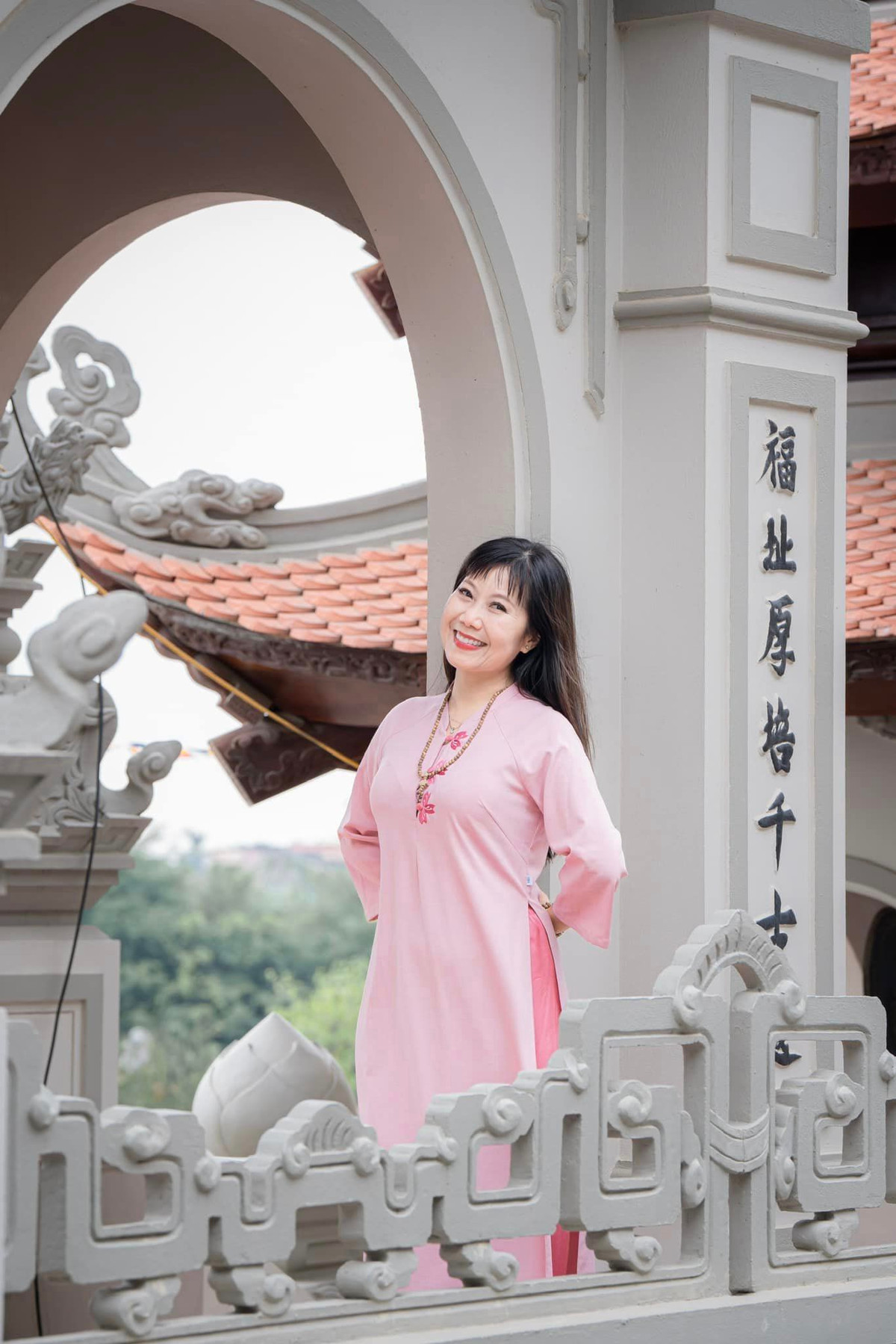 Ngoài nghệ thuật, Hương Tươi còn khiến bao người ngưỡng mộ khi có cuộc hôn nhân hạnh phúc với chồng kém 9 tuổi.