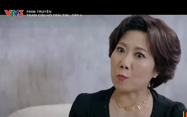Trong "Trạm cứu hộ trái tim" lên sóng giờ vàng trên VTV3, Hương Tươi vào vai mẹ của Thúy Diễm - người phụ nữ chanh chua, đanh đá. Ảnh cắt clip VTV.