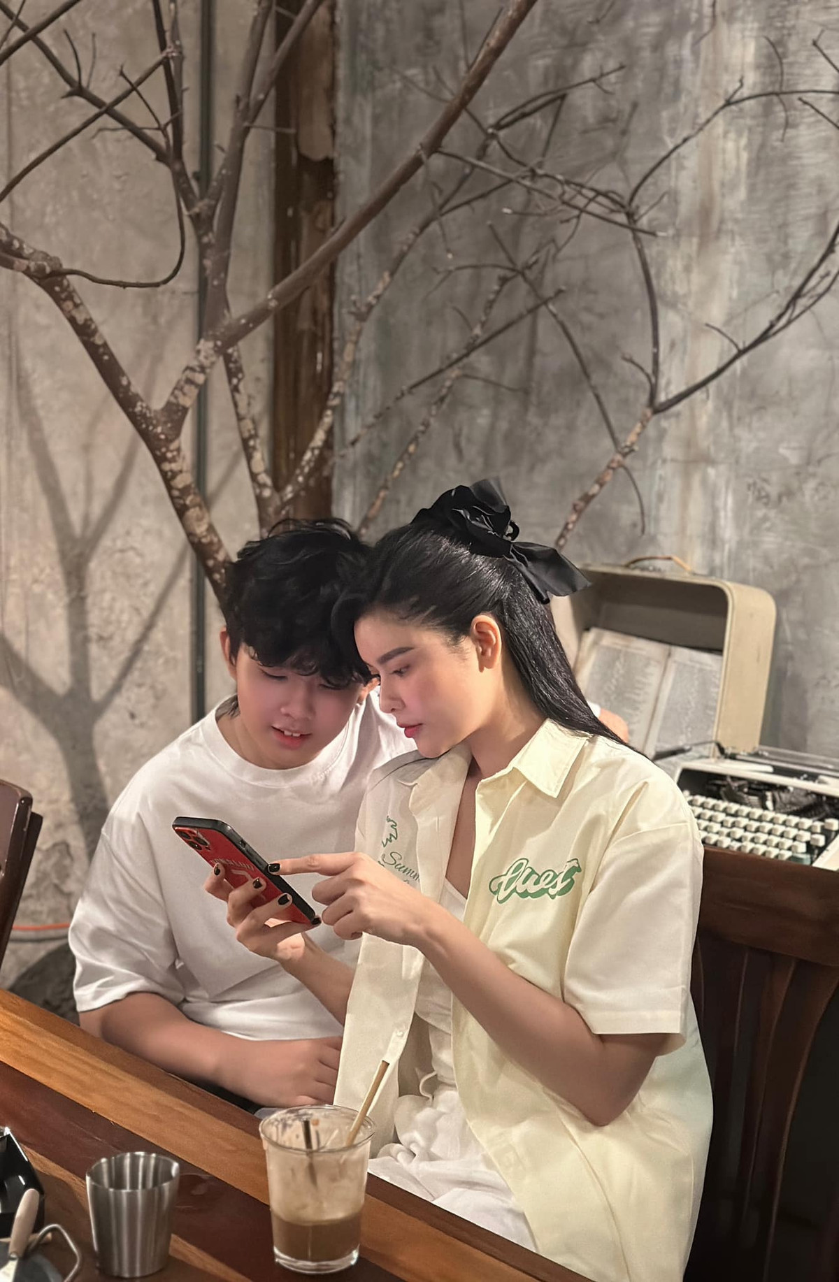 Theo Trương Quỳnh Anh, con trai chơi nhiều bộ môn thể thao như bơi lội, bóng đá, bóng rổ. Cậu bé thần tượng cầu thủ Cristiano Ronaldo. Ảnh: FB Trương Quỳnh Anh