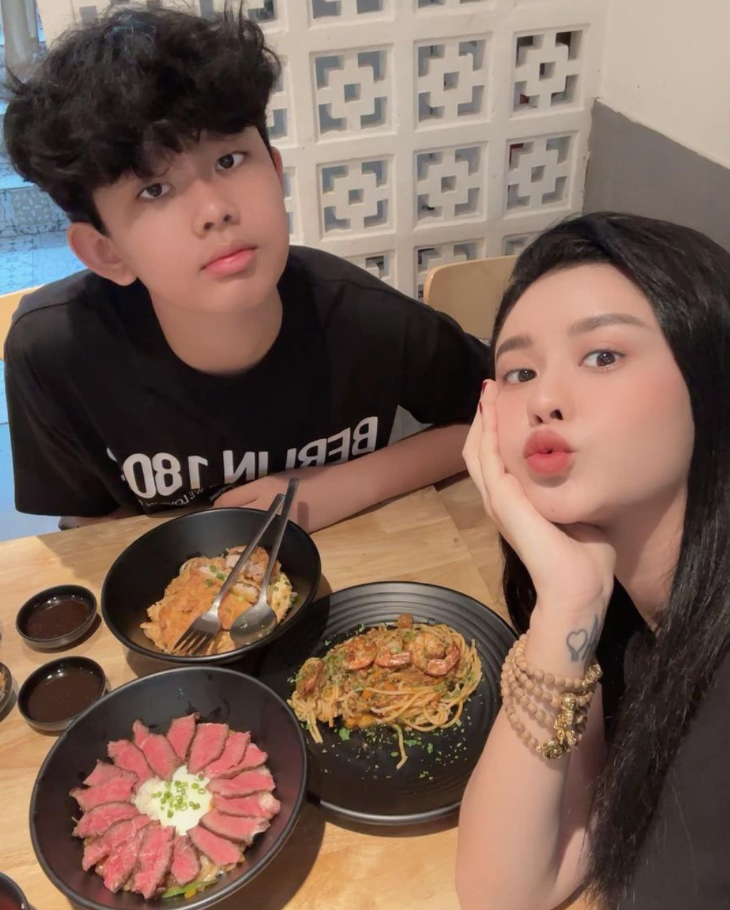 Sau khi cặp đôi ly hôn, Sushi chủ yếu sống cùng mẹ. Ảnh: IG truong_quynhanh