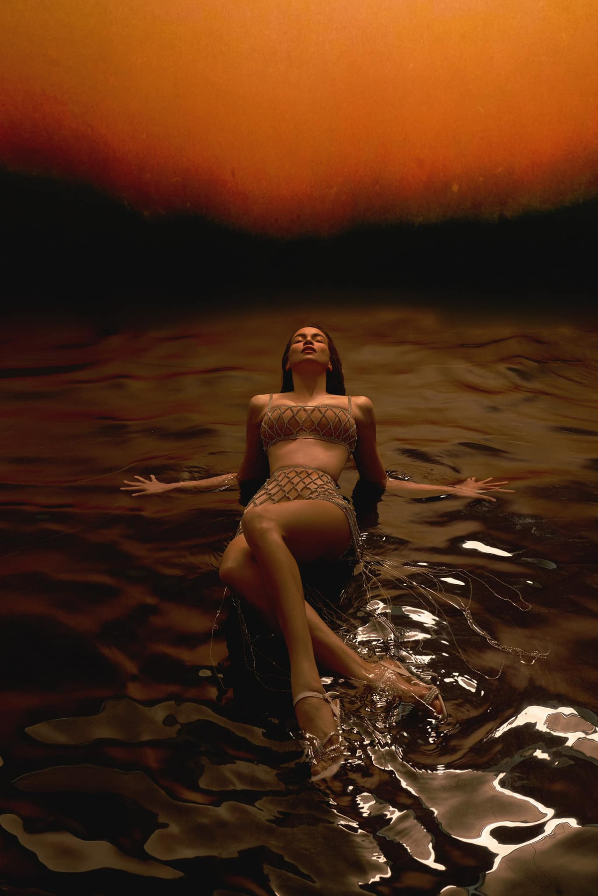 Trong loạt ảnh này, Hồ Ngọc Hà khoe trọn vẹn đường cong nóng bỏng và tạo dáng ấn tượng dưới nước. Đây được xem là màn "nhá hàng" hoàn hảo cho sản phẩm âm nhạc mới mang tên "Hừng đông" của nữ ca sĩ. Ảnh: FB Ho Ngoc Ha