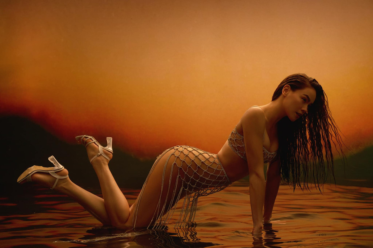 Bối cảnh dưới nước càng làm tăng thêm vẻ đẹp huyền bí và cuốn hút của nữ ca sĩ. Ảnh: FB Ho Ngoc Ha