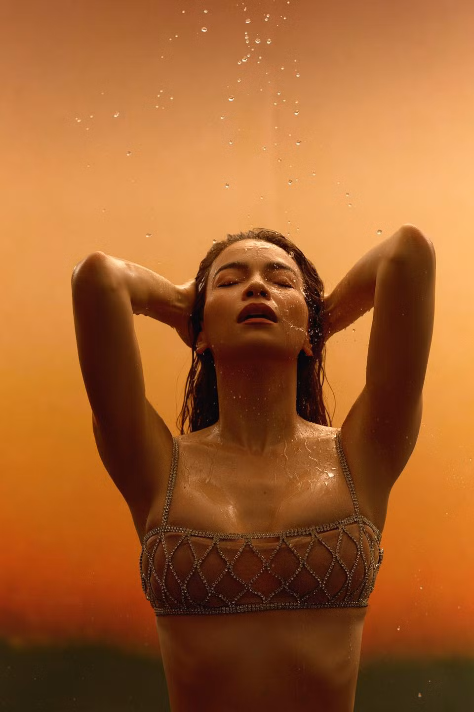 Hừng đông là một ca khúc mang đậm phong cách nhạc dance của Hồ Ngọc Hà với giai điệu bắt tai và bản phối sang trọng. Đặc biệt, Hồ Ngọc Hà còn khiến khán giả bất ngờ khi thể hiện khả năng bắn rap vô cùng ấn tượng hoàn toàn bằng tiếng Anh. Ảnh: FB Ho Ngoc Ha