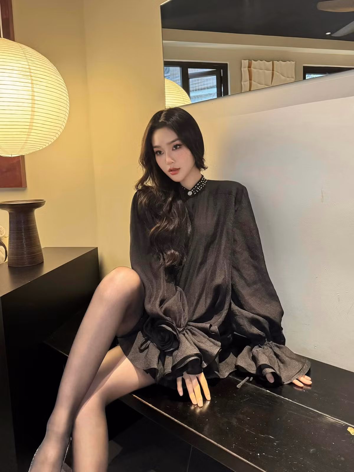 Khác với nhân vật Đông trong phim "Những nẻo đường gần xa", Cù Thị Trà ở ngoài đời hướng đến là hình ảnh trưởng thành, quyến rũ.